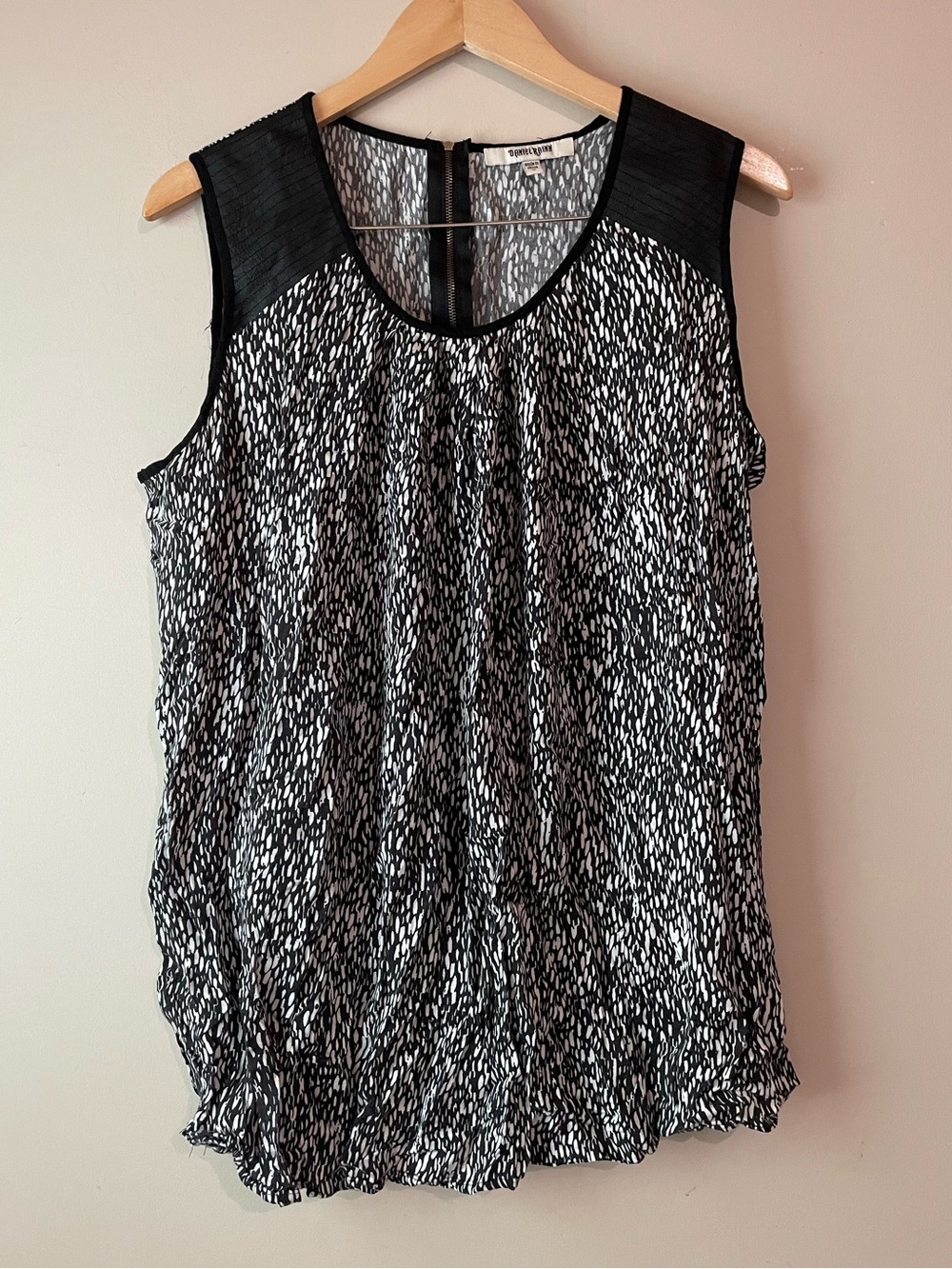 π± Daniel Rainn | Sz 1x Sleeveless Top